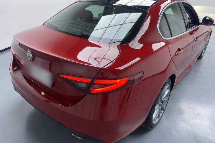 Used Alfa Romeo Giulia 2017 2.0T 280HP Luxury Edition Exterior 3