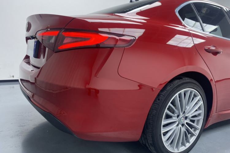 Used Alfa Romeo Giulia 2017 2.0T 200HP Luxury Edition Exterior 4