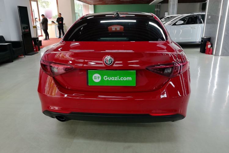 Used Alfa Romeo Giulia 2017 2.0T 200HP Luxury Edition Exterior 4