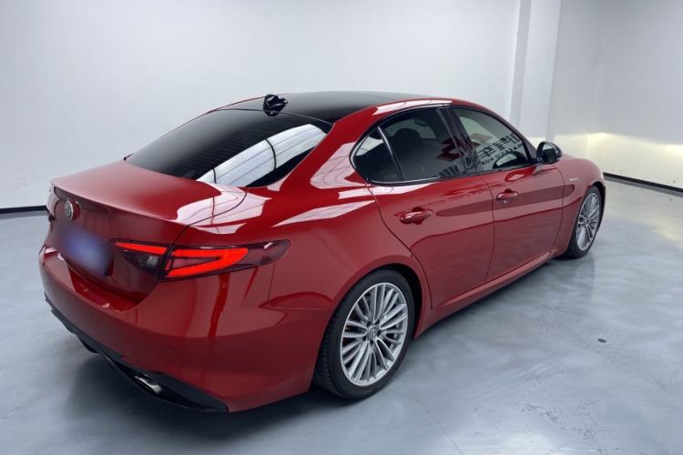 Used Alfa Romeo Giulia 2017 2.0T 280HP Luxury Sport Edition Exterior 4