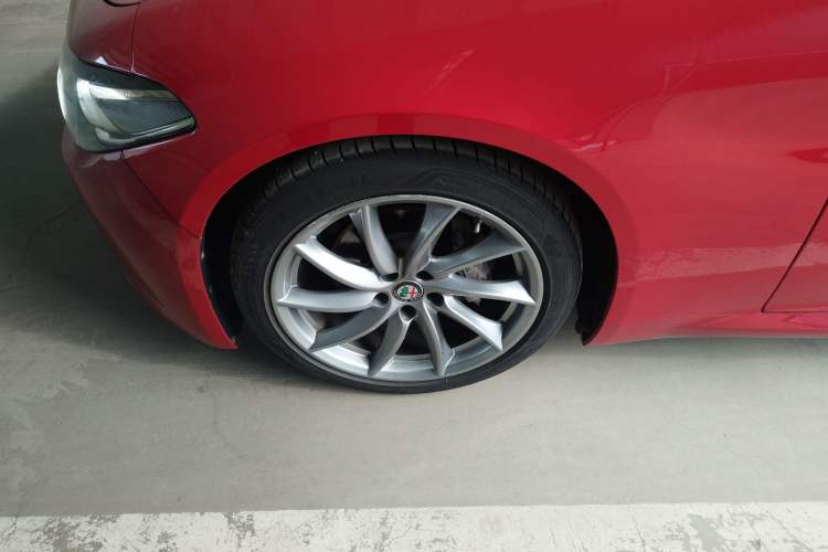 Used Alfa Romeo Giulia 2017 2.0T 200HP Luxury Edition Exterior 4