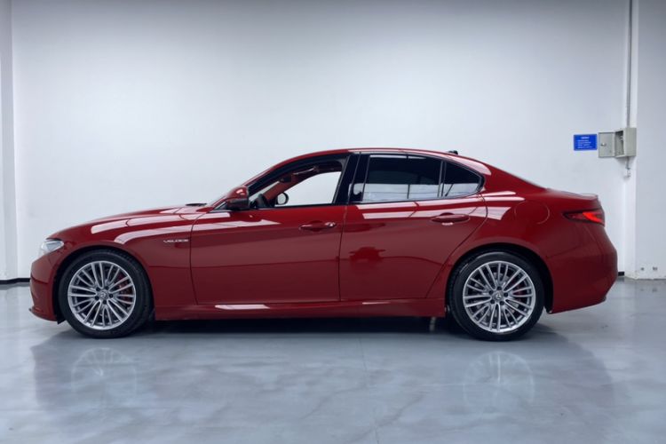 Used Alfa Romeo Giulia 2017 2.0T 280HP Luxury Sport Edition Exterior 4