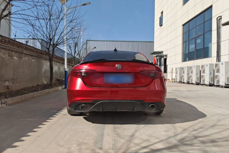 Used Alfa Romeo Giulia 2017 2.0T 280HP Luxury Edition Exterior 4