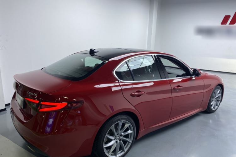 Used Alfa Romeo Giulia 2017 2.0T 280HP Luxury Edition Exterior 4