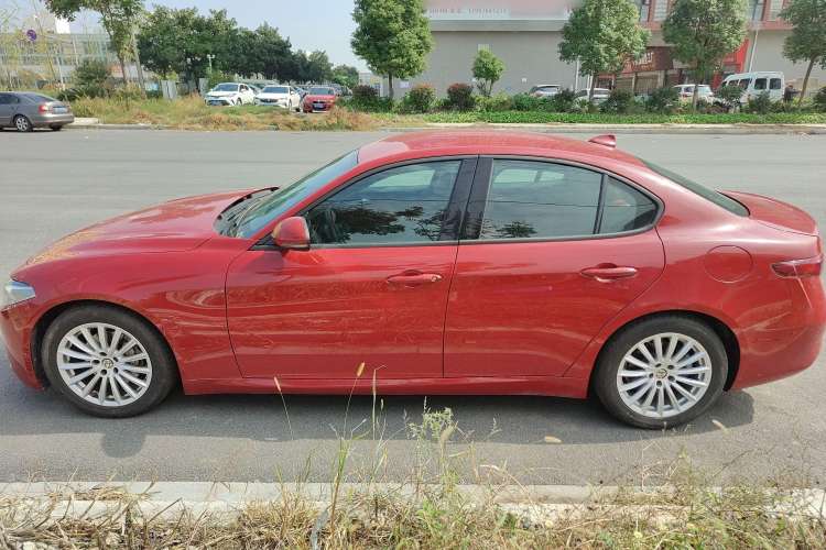 Used Alfa Romeo Giulia 2017 2.0T 200HP Elite Edition Exterior 5