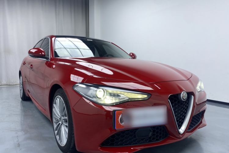 Used Alfa Romeo Giulia 2017 2.0T 200HP Luxury Edition Exterior 5