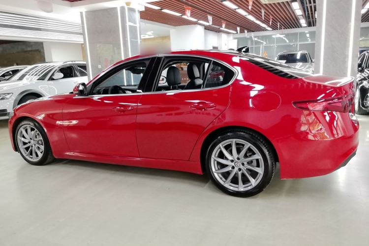 Used Alfa Romeo Giulia 2017 2.0T 200HP Luxury Edition Exterior 5