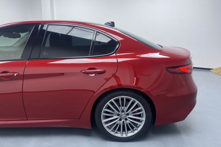 Used Alfa Romeo Giulia 2017 2.0T 280HP Luxury Sport Edition Exterior 5