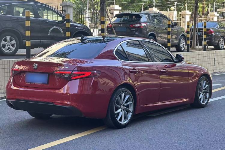 Used Alfa Romeo Giulia 2017 2.0T 200HP Luxury Edition Exterior 5