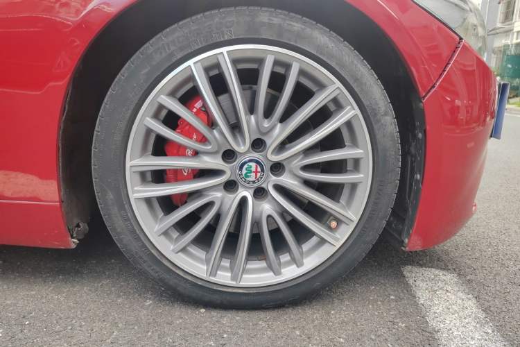 Used Alfa Romeo Giulia 2017 2.0T 280HP Luxury Edition Exterior 6