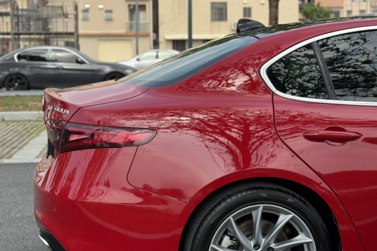 Used Alfa Romeo Giulia 2017 2.0T 280HP Luxury Edition Exterior 8