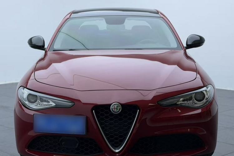 Used Alfa Romeo Giulia 2017 2.0T 280HP Luxury Edition Exterior 8