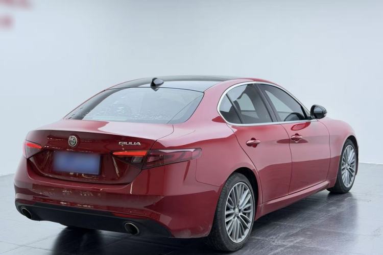 Used Alfa Romeo Giulia 2017 2.0T 280HP Luxury Edition Exterior 9