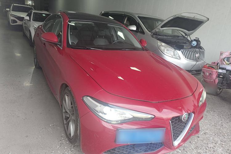 Used Alfa Romeo Giulia 2017 2.0T 200HP Luxury Edition Front Right 45 Deg