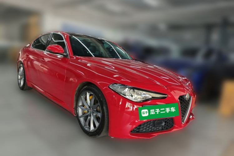 Used Alfa Romeo Giulia 2017 2.0T 280HP Luxury Edition Front Right 45 Deg
