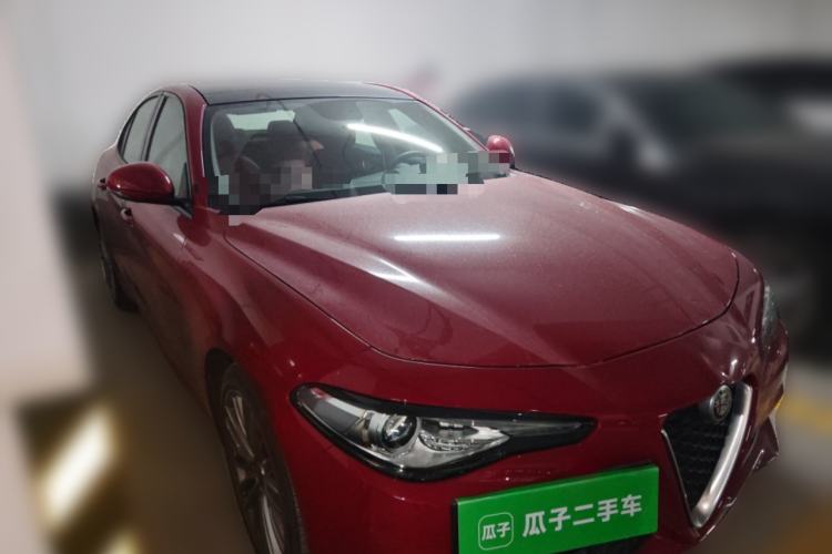 Used Alfa Romeo Giulia 2017 2.0T 200HP Luxury Edition Front Right 45 Deg