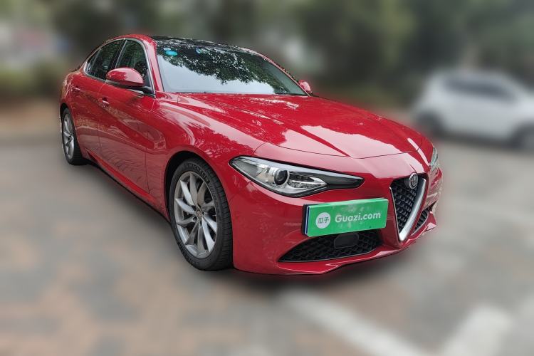 Used Alfa Romeo Giulia 2017 2.0T 280HP Luxury Edition Front Right 45 Deg