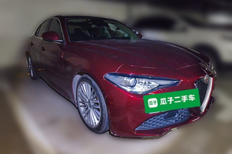 Used Alfa Romeo Giulia 2017 2.0T 280HP Luxury Edition Front Right 45 Deg