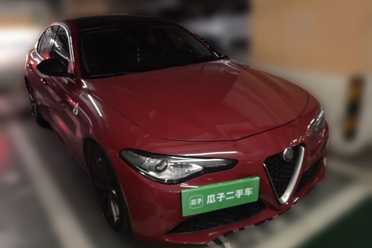 Used Alfa Romeo Giulia 2017 2.0T 200HP Luxury Edition Front Right 45 Deg