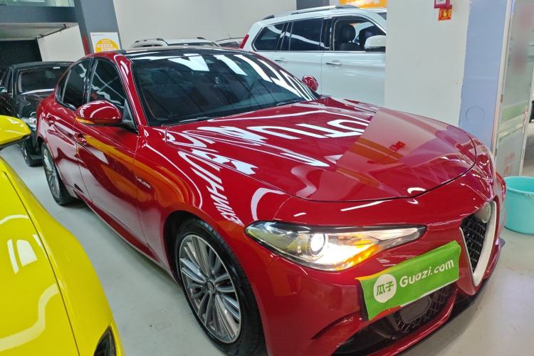Used Alfa Romeo Giulia 2017 2.0T 280HP Luxury Sport Edition Front Right 45 Deg