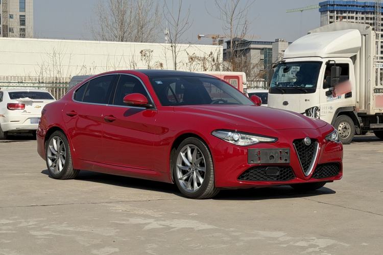 Used Alfa Romeo Giulia 2017 2.0T 200HP Luxury Edition Front Right 45 Deg