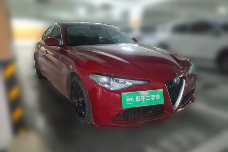 Used Alfa Romeo Giulia 2017 2.0T 200HP Luxury Edition Front Right 45 Deg