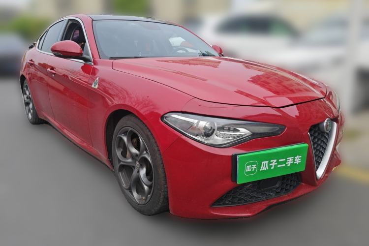 Used Alfa Romeo Giulia 2017 2.0T 200HP Luxury Edition Front Right 45 Deg