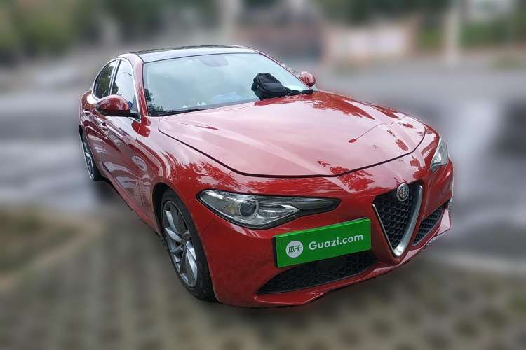 Used Alfa Romeo Giulia 2017 2.0T 200HP Luxury Edition Front Right 45 Deg
