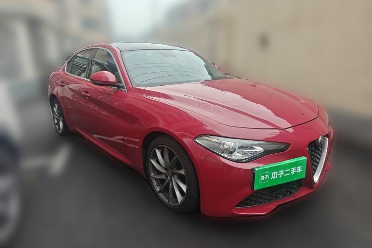 Used Alfa Romeo Giulia 2017 2.0T 200HP Luxury Edition Front Right 45 Deg