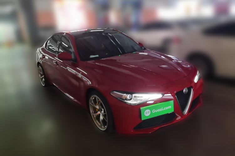 Used Alfa Romeo Giulia 2017 2.0T 200HP Luxury Edition Front Right 45 Deg