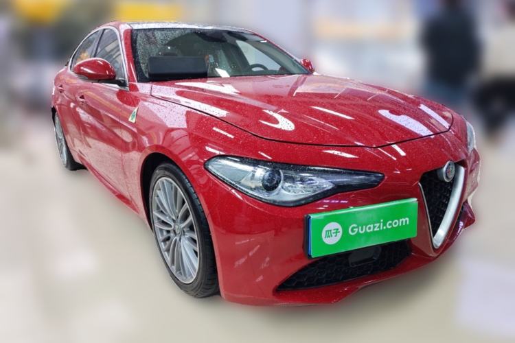 Used Alfa Romeo Giulia 2017 2.0T 200HP Luxury Edition Front Right 45 Deg