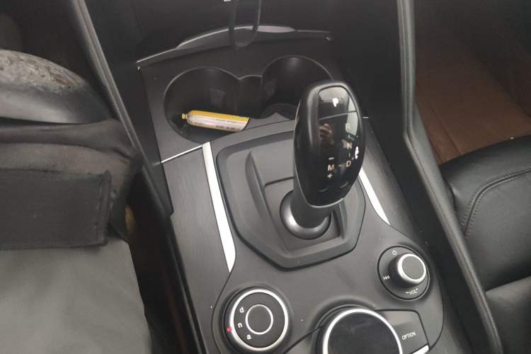 Used Alfa Romeo Giulia 2017 2.0T 200HP Luxury Edition Gear Lever