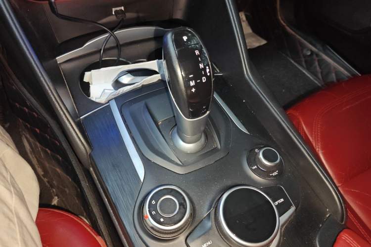 Used Alfa Romeo Giulia 2017 2.0T 280HP Luxury Edition Gear Lever