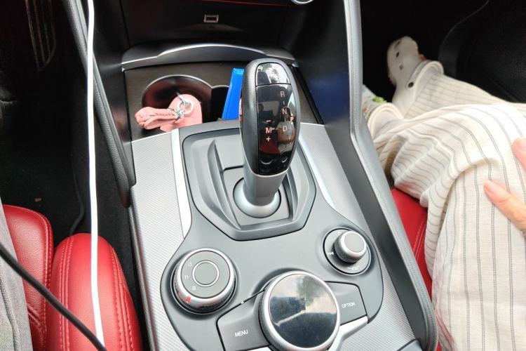 Used Alfa Romeo Giulia 2017 2.0T 280HP Luxury Sport Edition Gear Lever