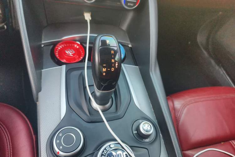 Used Alfa Romeo Giulia 2017 2.0T 200HP Luxury Edition Gear Lever