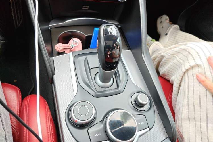 Used Alfa Romeo Giulia 2017 2.0T 280HP Luxury Sport Edition Gear Lever