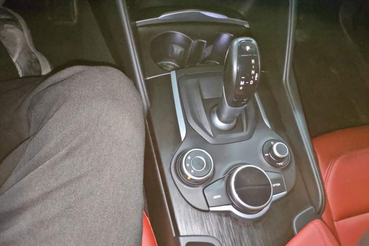 Used Alfa Romeo Giulia 2017 2.0T 200HP Luxury Edition Gear Lever