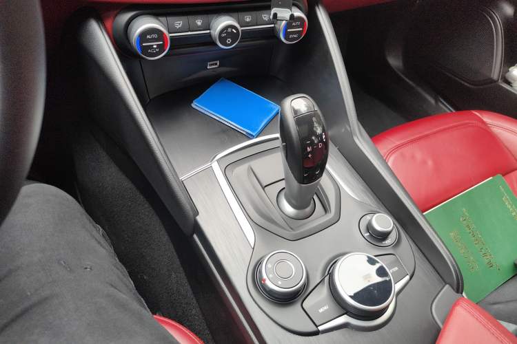 Used Alfa Romeo Giulia 2017 2.0T 280HP Luxury Edition Gear Lever