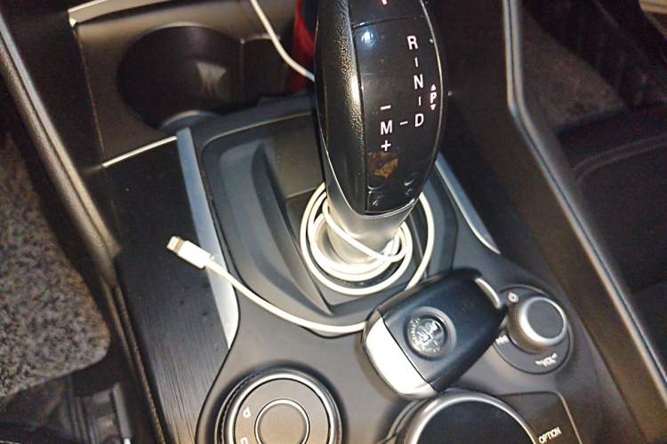 Used Alfa Romeo Giulia 2017 2.0T 280HP Luxury Edition Gear Lever