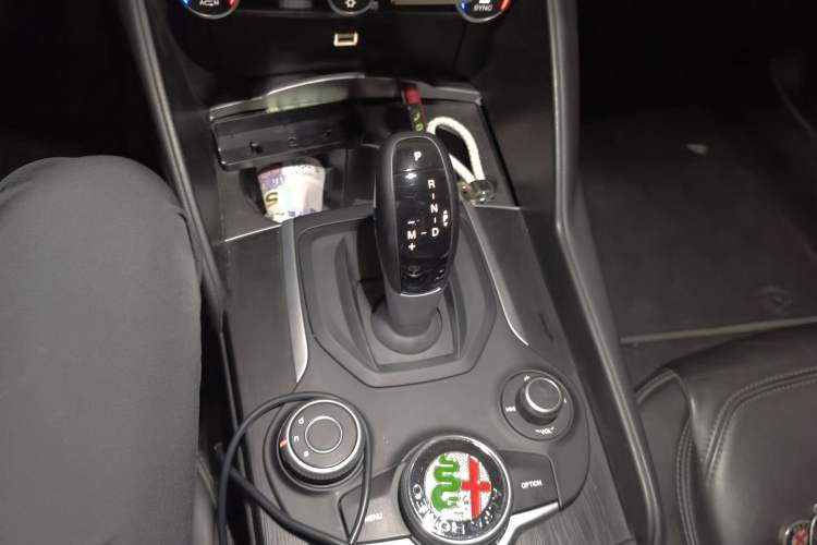Used Alfa Romeo Giulia 2017 2.0T 200HP Luxury Edition Gear Lever