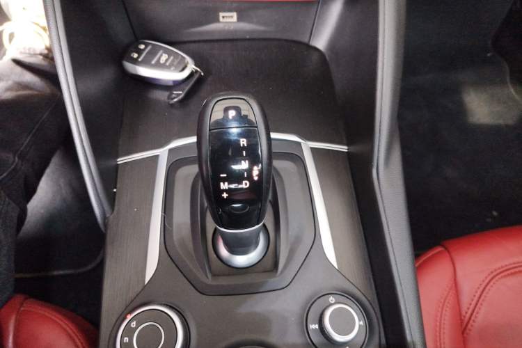 Used Alfa Romeo Giulia 2017 2.0T 200HP Luxury Edition Gear Lever