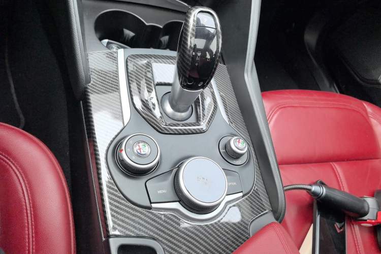 Used Alfa Romeo Giulia 2017 2.0T 200HP Luxury Edition Gear Lever