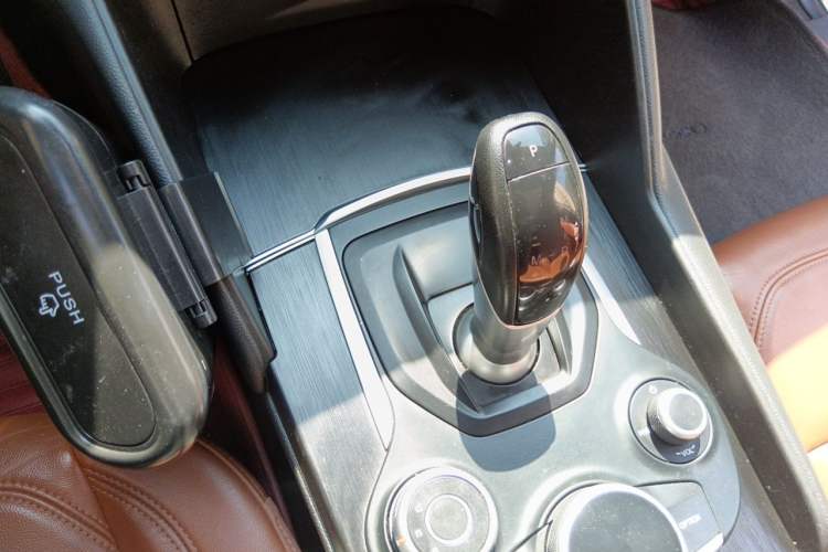 Used Alfa Romeo Giulia 2017 2.0T 280HP Luxury Edition Gear Lever