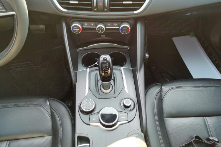 Used Alfa Romeo Giulia 2017 2.0T 200HP Luxury Edition Gear Lever