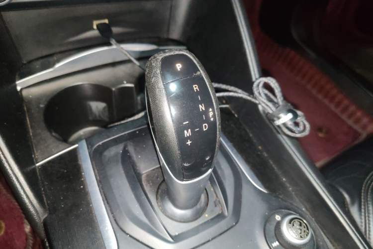 Used Alfa Romeo Giulia 2017 2.0T 200HP Luxury Edition Gear Lever