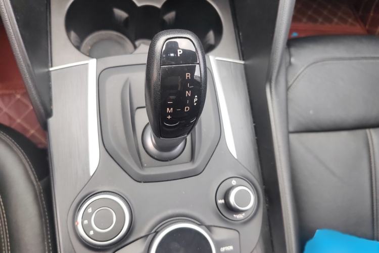 Used Alfa Romeo Giulia 2017 2.0T 280HP Luxury Edition Gear Lever