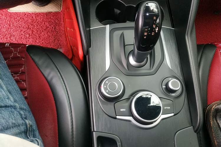 Used Alfa Romeo Giulia 2017 2.0T 200HP Luxury Edition Gear Lever