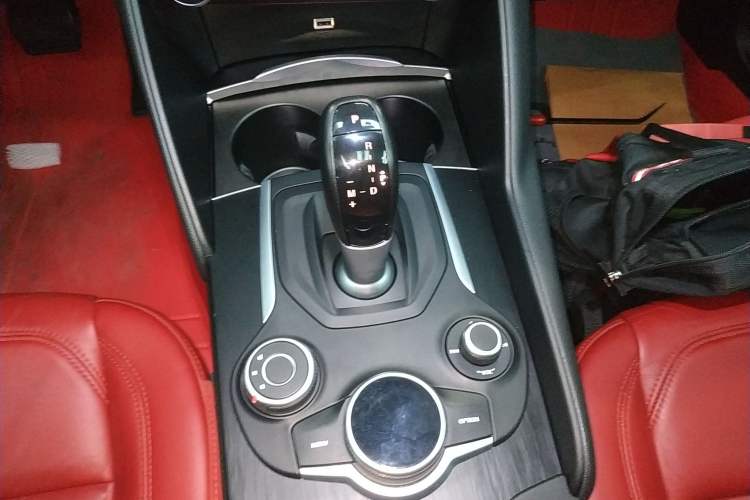Used Alfa Romeo Giulia 2017 2.0T 280HP Luxury Edition Gear Lever