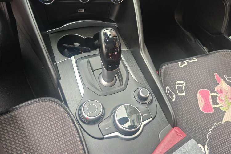 Used Alfa Romeo Giulia 2017 2.0T 200HP Luxury Edition Gear Lever