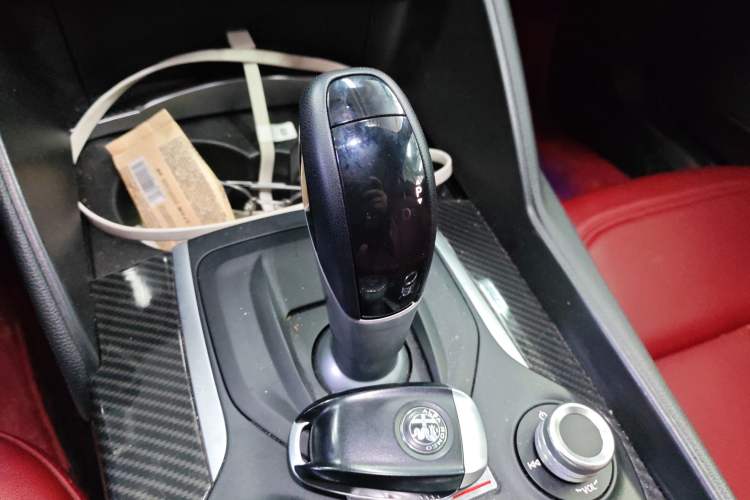 Used Alfa Romeo Giulia 2017 2.0T 200HP Luxury Edition Gear Lever